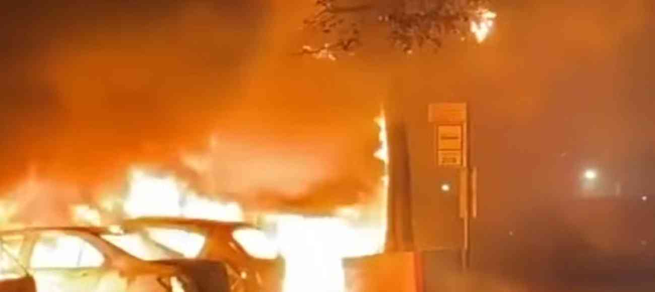 Notte di fiamme a Manfredonia: sei auto incendiate, paura tra i residenti Notte di fiamme a Manfredonia: sei auto incendiate, paura tra i residenti