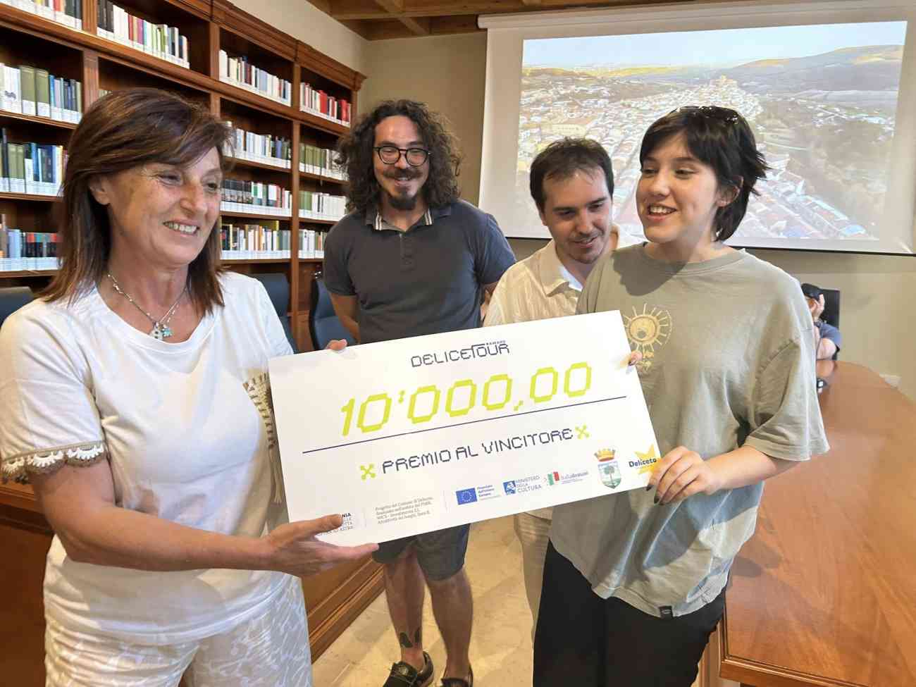 Dal Trentino a Deliceto: tre fratelli di Lavis vincono il DeliceTour Award Adriana Natale delegata comunale Cultura consegna il premio ai tre vincitori