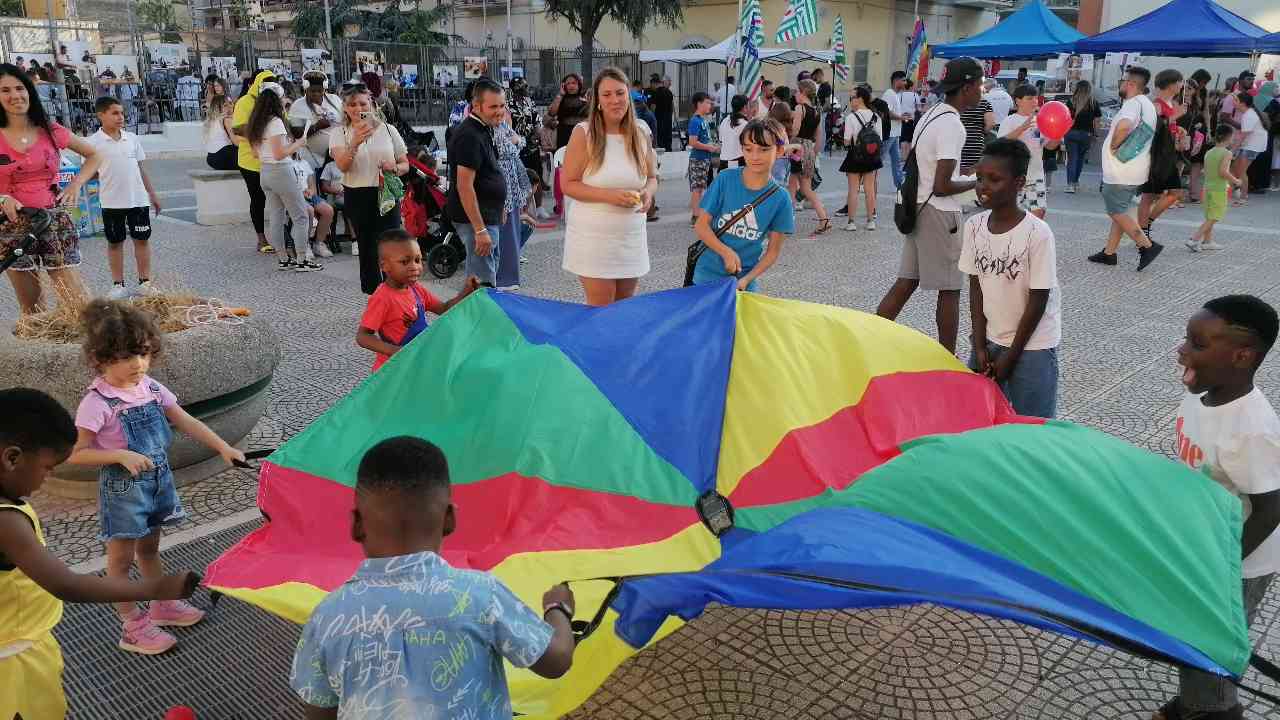 Cerignola si popola dei colori del mondo con la “Giornata Mondiale del Rifugiato”. Storie, immagini e voci dell’accoglienza Cerignola si popola dei colori del mondo con la “Giornata Mondiale del Rifugiato”. Storie, immagini e voci dell’accoglienza