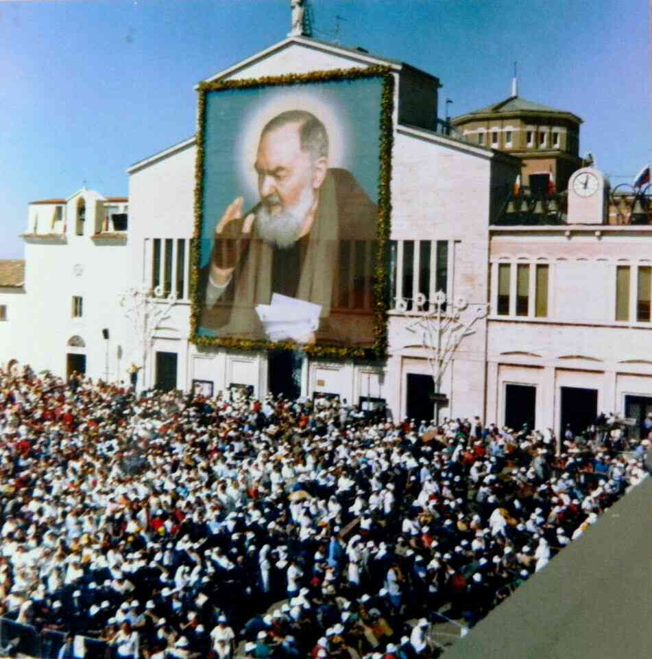 Padre Pio, 23 anni fa la canonizzazione in una Piazza San Pietro gremita all’inversomile Padre Pio, 23 anni fa la canonizzazione in una Piazza San Pietro gremita all’inversomile