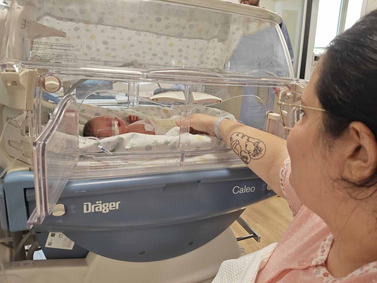 Mamma scopre di essere incinta a due giorni dal parto, nasce il suo ottavo figlio Mamma scopre di essere incinta a due giorni dal parto, nasce il suo ottavo figlio