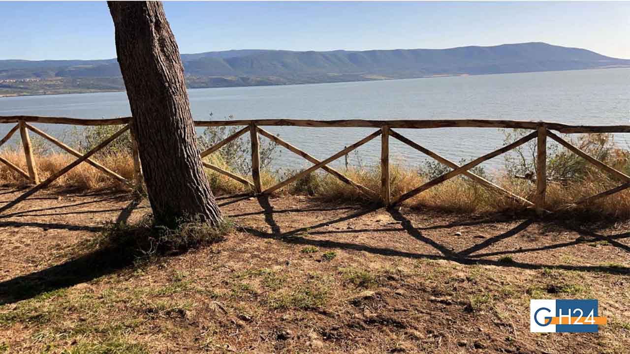 Sostituita la staccionata sul Lago di Varano dopo l’incidente del 3 maggio Sostituita la staccionata sul Lago di Varano dopo l’incidente del 3 maggio
