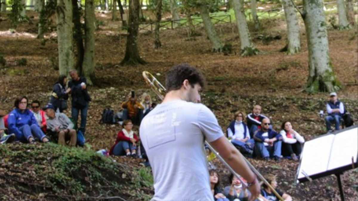 Suoni d’Umbra: l’incanto di Sfilzi tra musica e fotografia nella Foresta Umbra Suoni d’Umbra: l’incanto di Sfilzi tra musica e fotografia nella Foresta Umbra