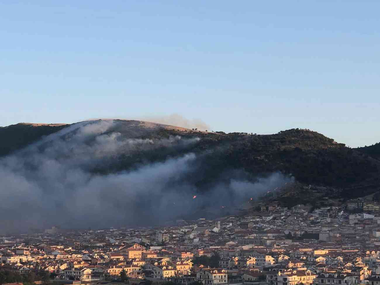 Emergenza incendi a San Giovanni Rotondo: evacuate 70 famiglie, distrutti 1.100 ettari di vegetazione Emergenza incendi a San Giovanni Rotondo: evacuate 70 famiglie, distrutti 1.100 ettari di vegetazione