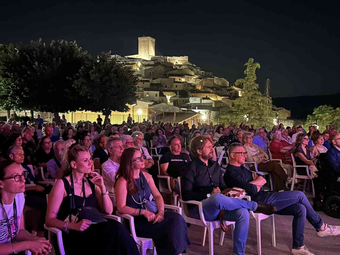 Sere d’incanto a Deliceto in centinaia all’ombra del Castello per i primi eventi d’estate Deliceto il pubblico alla serata con Colò e Strabioli