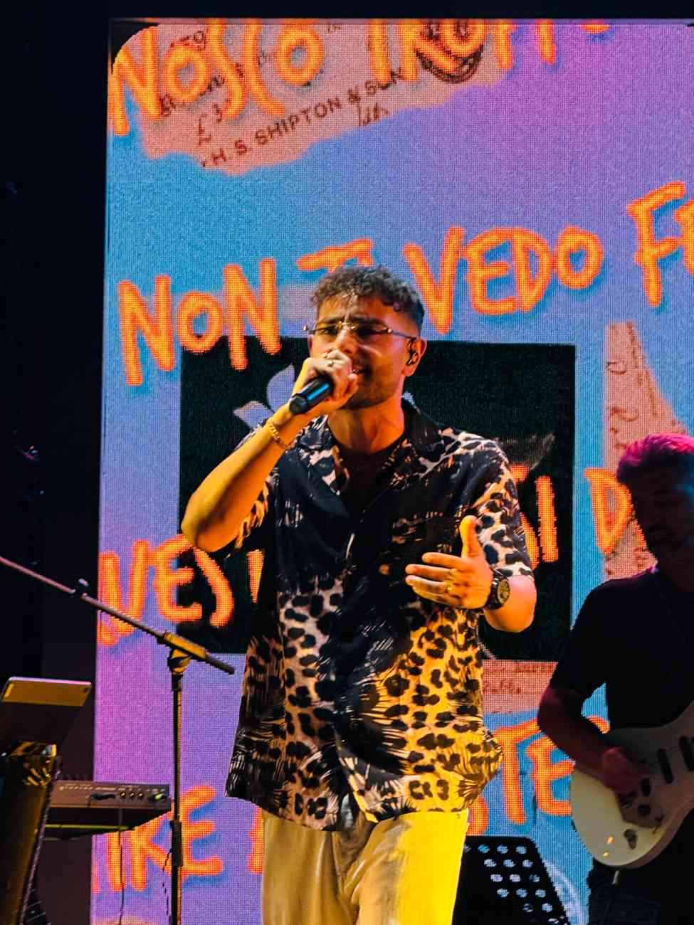 Rocco Hunt infiamma Peschici: il “poeta urbano” nella perla del Gargano Rocco Hunt infiamma Peschici: il “poeta urbano” nella perla del Gargano