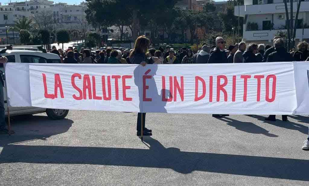 “La salute è un diritto”: rimosso lo striscione al festival “Il Libro possibile” di Vieste “La salute è un diritto”: rimosso lo striscione al festival “Il Libro possibile” di Vieste