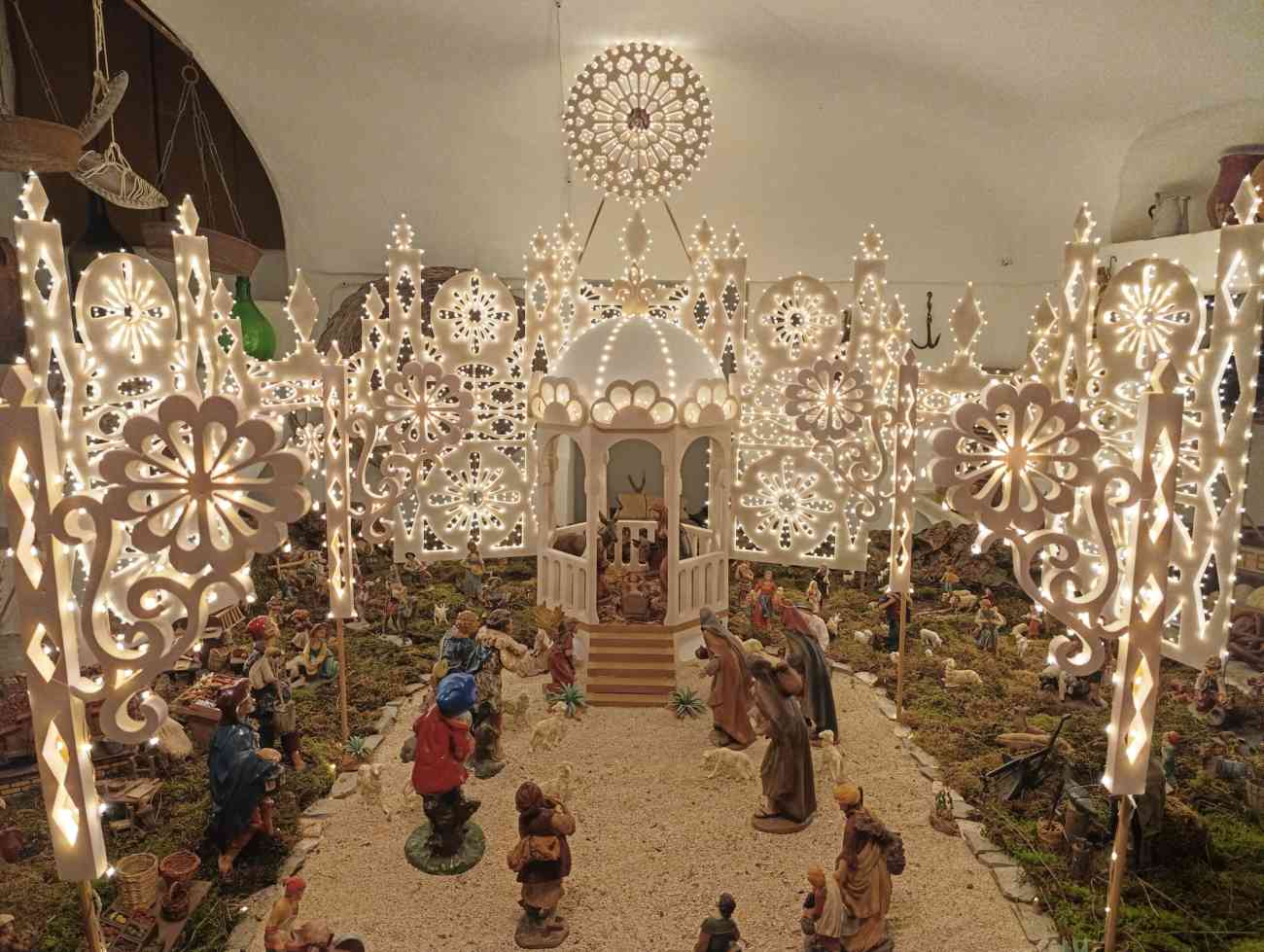 Mattinata in luce: il presepe tra Tradizione e Luminarie Mattinata in luce: il presepe tra Tradizione e Luminarie