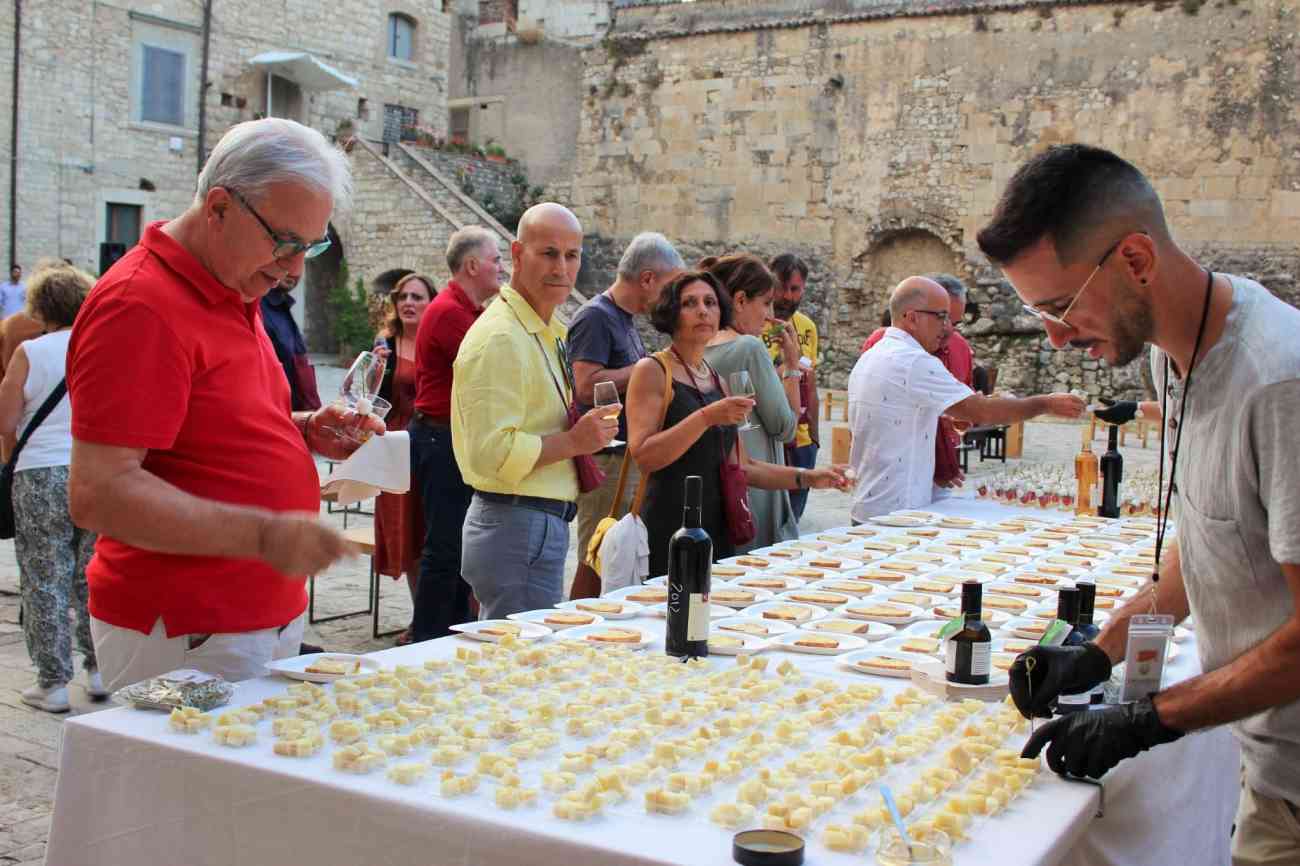 “Degustazioni in verticale” per conoscere il territorio di Orsara di Puglia “Degustazioni in verticale” per conoscere il territorio di Orsara di Puglia
