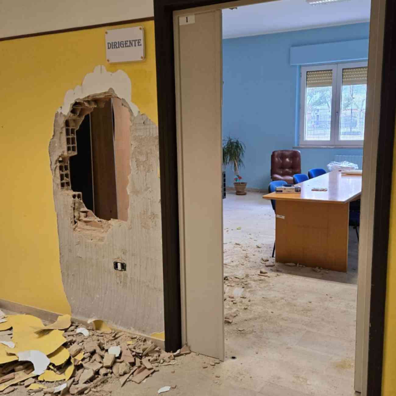 Atto vandalico alla scuola Fioritti di Apricena: “gesto vergognoso” Atto vandalico alla scuola Fioritti di Apricena: “gesto vergognoso”