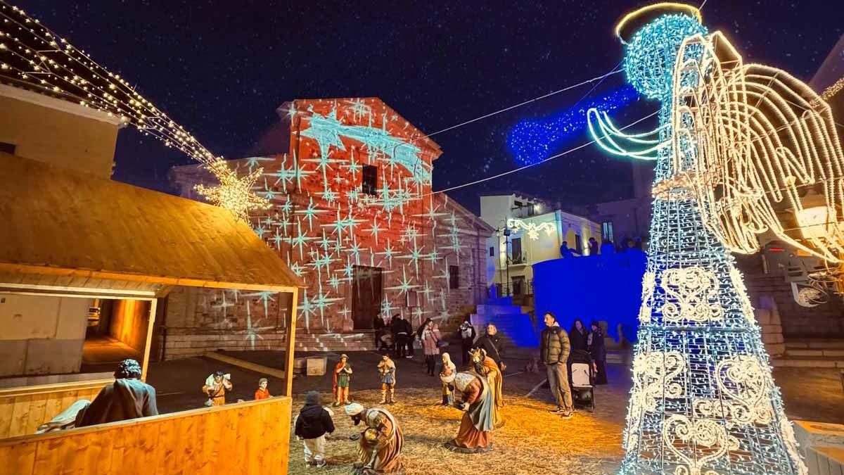 Candela, il paese del Natale: grande attesa per un’edizione che trasforma il borgo in fiaba Candela, il paese del Natale: grande attesa per un’edizione che trasforma il borgo in fiaba