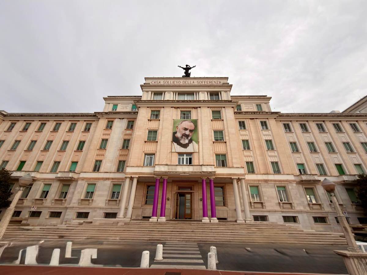 Casa Sollievo si illumina di viola per la Giornata Mondiale del Prematuro Casa Sollievo si illumina di viola per la Giornata Mondiale del Prematuro