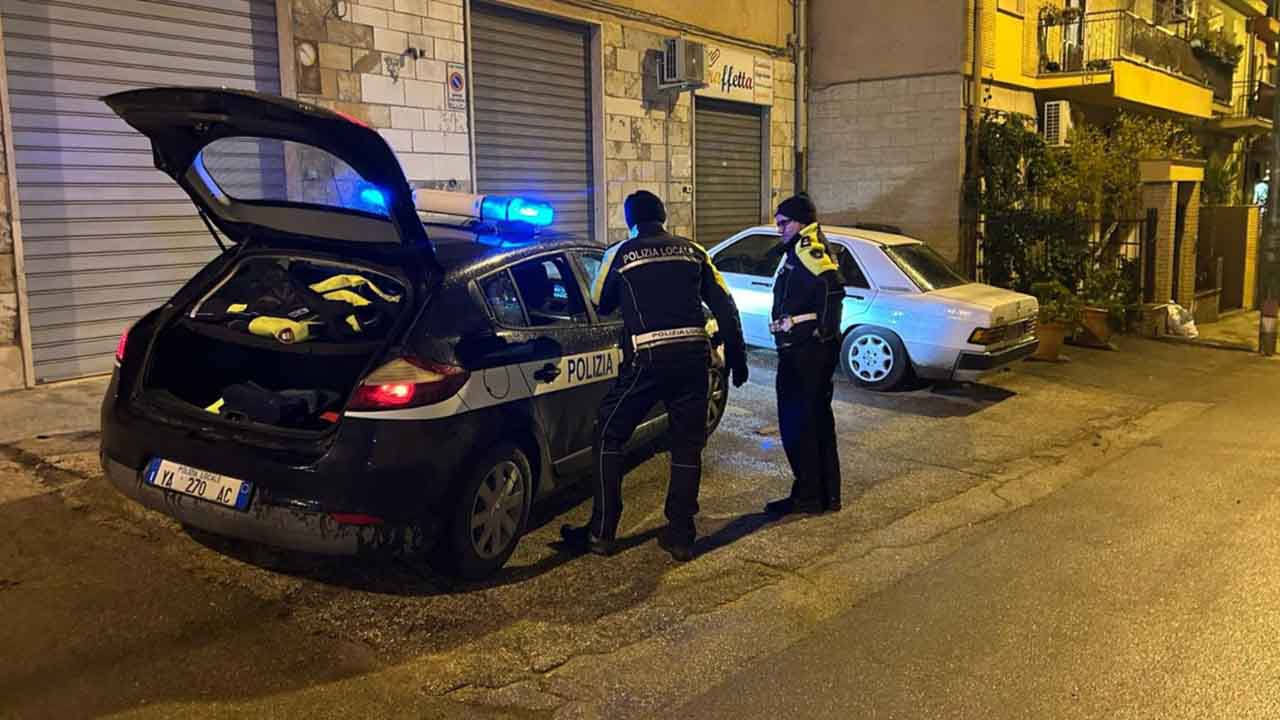 Folle corsa e pistole in auto: fermato a Torremaggiore grazie all’intervento lampo della Municipale Folle corsa e pistole in auto: fermato a Torremaggiore grazie all’intervento lampo della Municipale