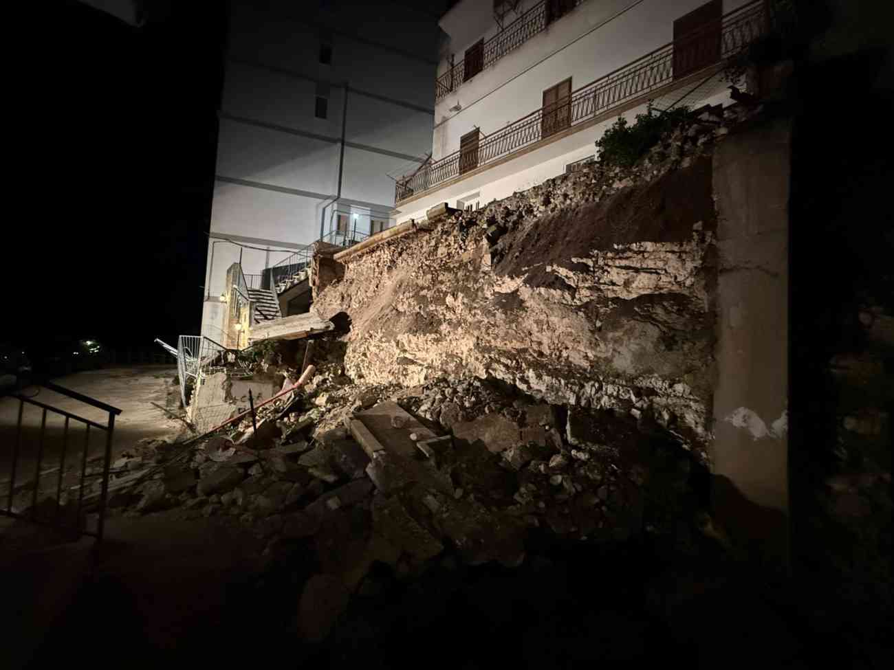 Crolla un muro ad Ischitella, paura tra i residenti ma nessun ferito Crolla un muro ad Ischitella, paura tra i residenti ma nessun ferito