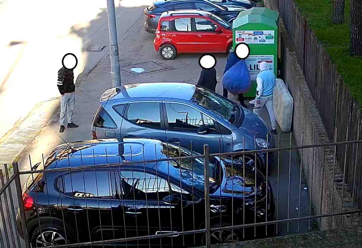 Rifiuti abbandonati a Torremaggiore: trasgressori individuati da fototrappole Rifiuti abbandonati a Torremaggiore: trasgressori individuati da fototrappole