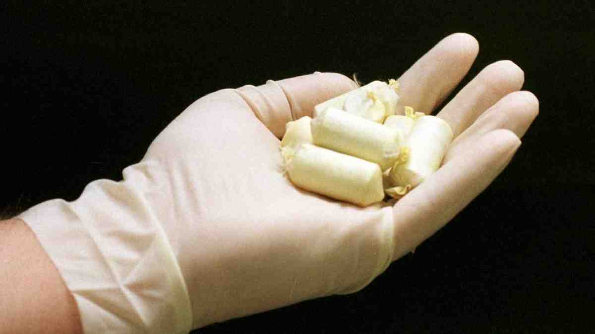 Droga, bilancino e dosi pronte alla vendita in camera da letto: i Carabinieri arrestano un 18enne a Deliceto Droga, bilancino e dosi pronte alla vendita in camera da letto: i Carabinieri arrestano un 18enne a Deliceto
