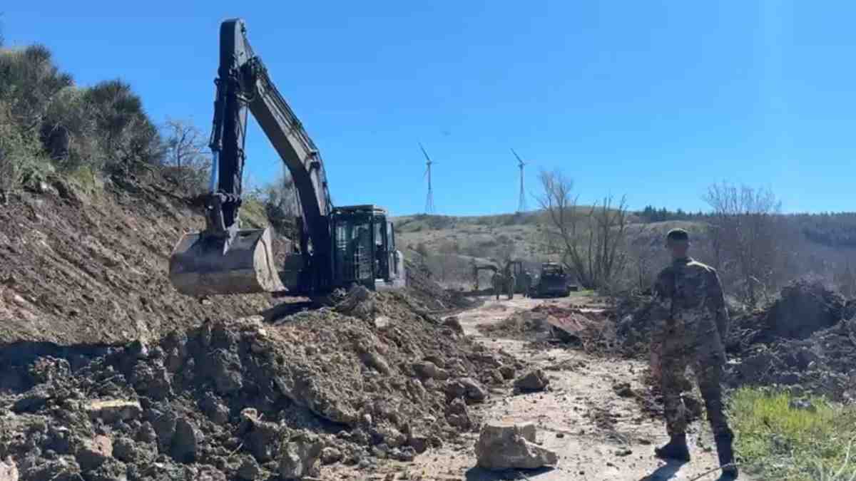 Roseto Valfortore, si lavora senza sosta per riaprire la viabilità: esercito e Vigili del Fuoco in prima linea Roseto Valfortore, si lavora senza sosta per riaprire la viabilità: esercito e Vigili del Fuoco in prima linea