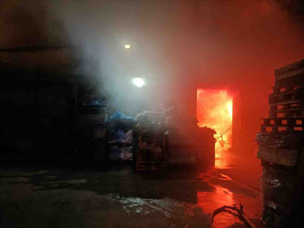 Incendio nella notte a Cagnano Varano: capannone distrutto Incendio nella notte a Cagnano Varano: capannone distrutto
