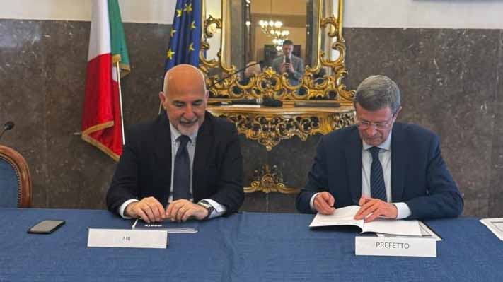 Foggia, firmato il nuovo protocollo per la sicurezza bancaria Foggia, firmato il nuovo protocollo per la sicurezza bancaria
