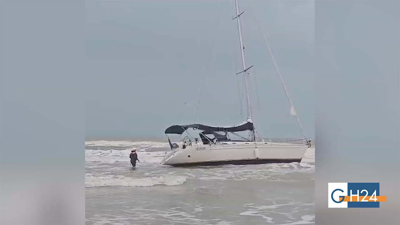 Paura a Foce Varano: barca a vela si incaglia, salvato un velista Paura a Foce Varano: barca a vela si incaglia, salvato un velista