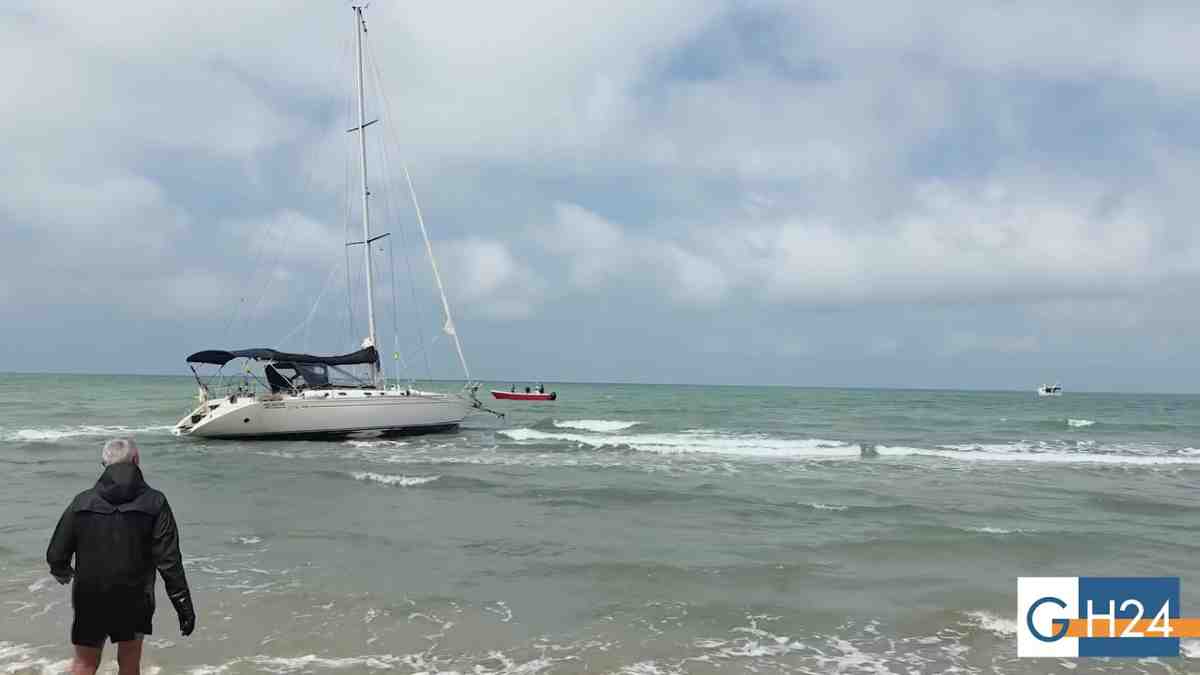 Dall’incubo alla gioia: disincagliata la barca a vela a Foce Varano Dall’incubo alla gioia: disincagliata la barca a vela a Foce Varano