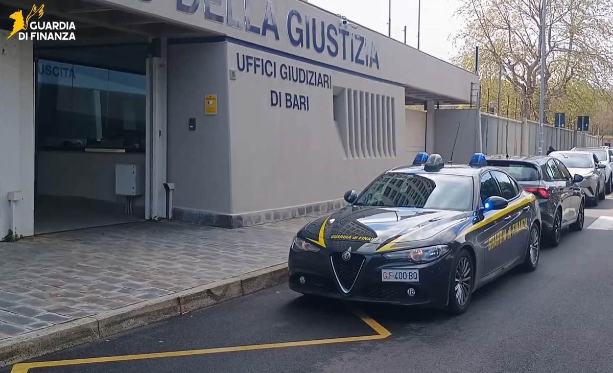 Bari, padre aggredisce sanitari e finanzieri dopo un incidente: arrestato in flagranza Bari, padre aggredisce sanitari e finanzieri dopo un incidente: arrestato in flagranza