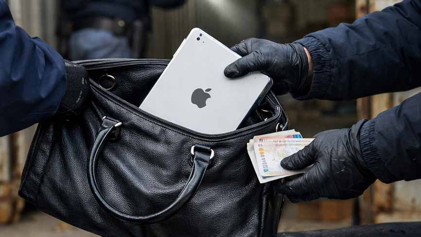 Sottratta borsa con documenti e iPad a Foggia: Polizia rintraccia tutto e denuncia un uomo Sottratta borsa con documenti e iPad a Foggia: Polizia rintraccia tutto e denuncia un uomo