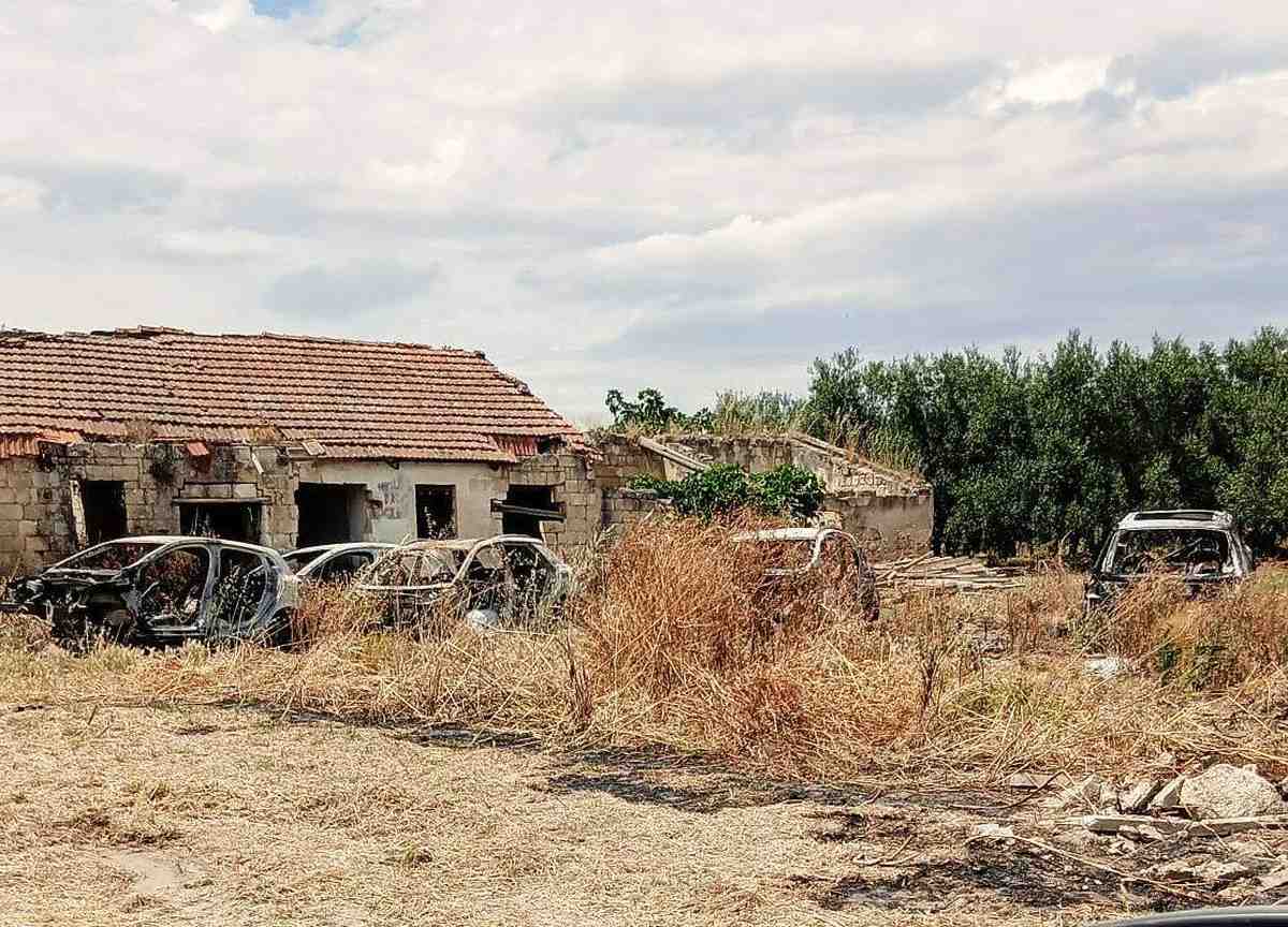 Capitanata, terra di sacche e roghi: scoperte 7 auto rubate e cannibalizzate a Cerignola Capitanata, terra di sacche e roghi: scoperte 7 auto rubate e cannibalizzate a Cerignola