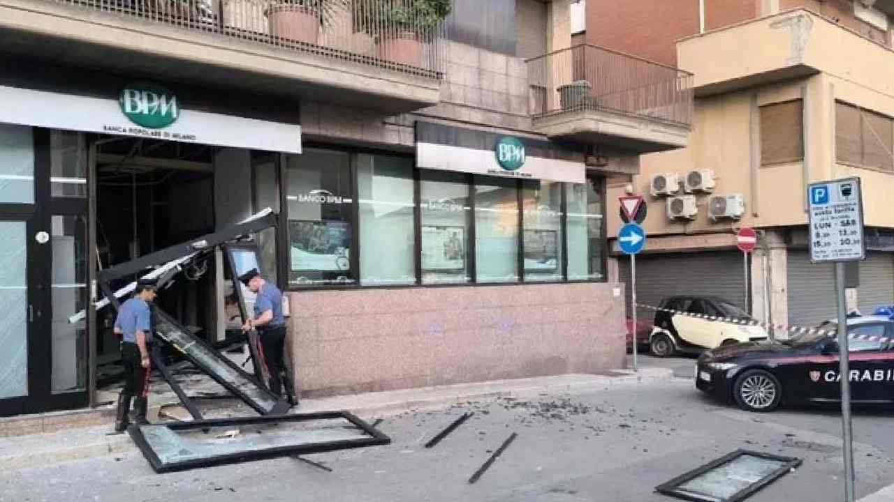 Notte di esplosioni ai bancomat: sventrate le filiali a Cerignola, Muro Leccese e Scorrano Notte di esplosioni ai bancomat: sventrate le filiali a Cerignola, Muro Leccese e Scorrano