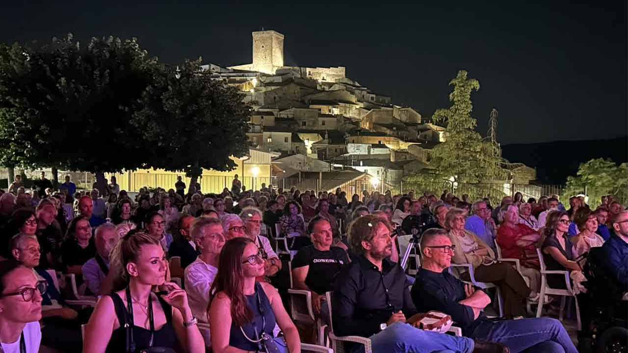 Parata di stelle partenopee al Delifest: tre giorni di cinema, teatro e grande jazz a ingresso libero Parata di stelle partenopee al Delifest: tre giorni di cinema, teatro e grande jazz a ingresso libero