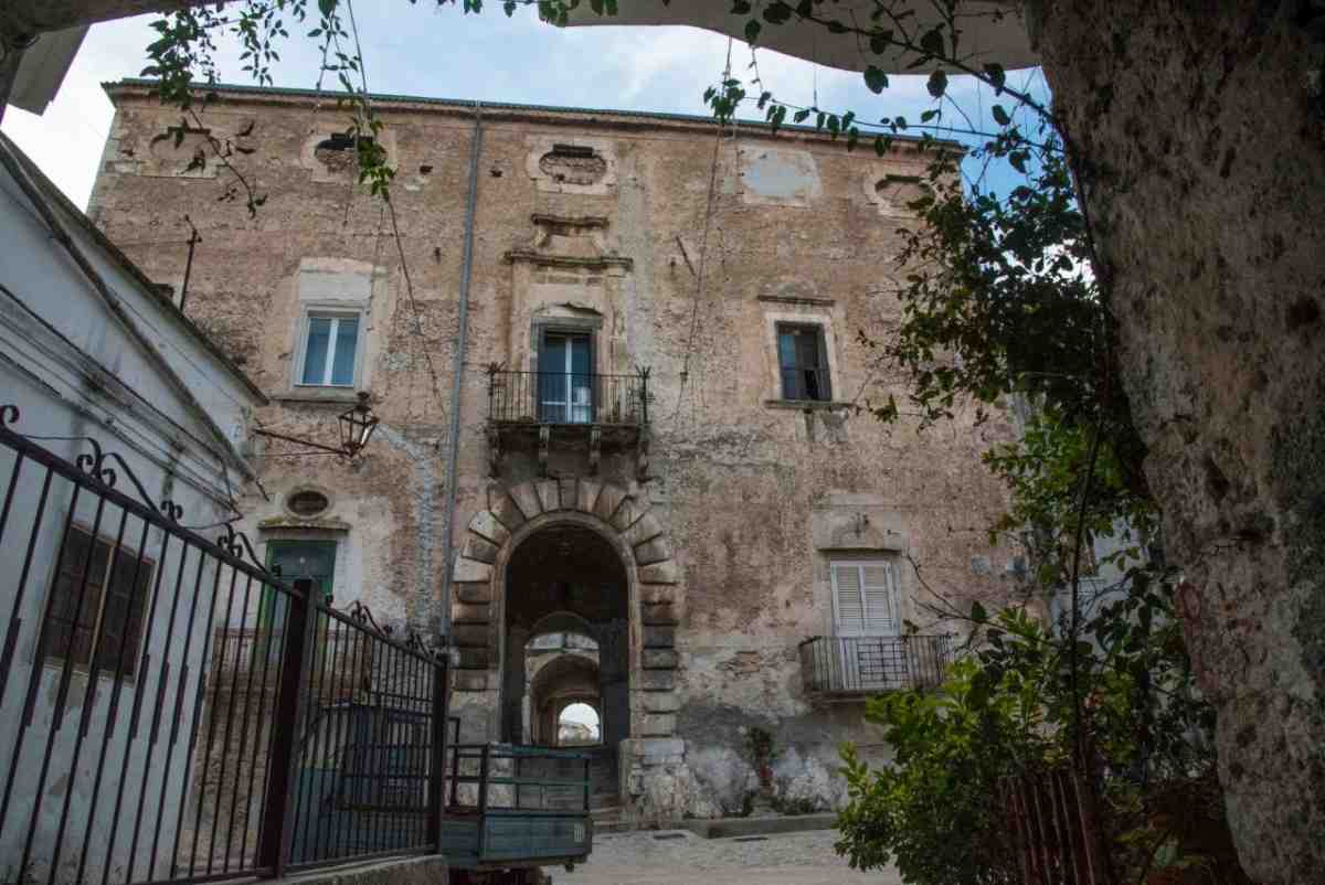 Cagnano Varano, sgomberato il Palazzo Baronale: presenti lesioni sulle facciate Cagnano Varano, sgomberato il Palazzo Baronale: presenti lesioni sulle facciate