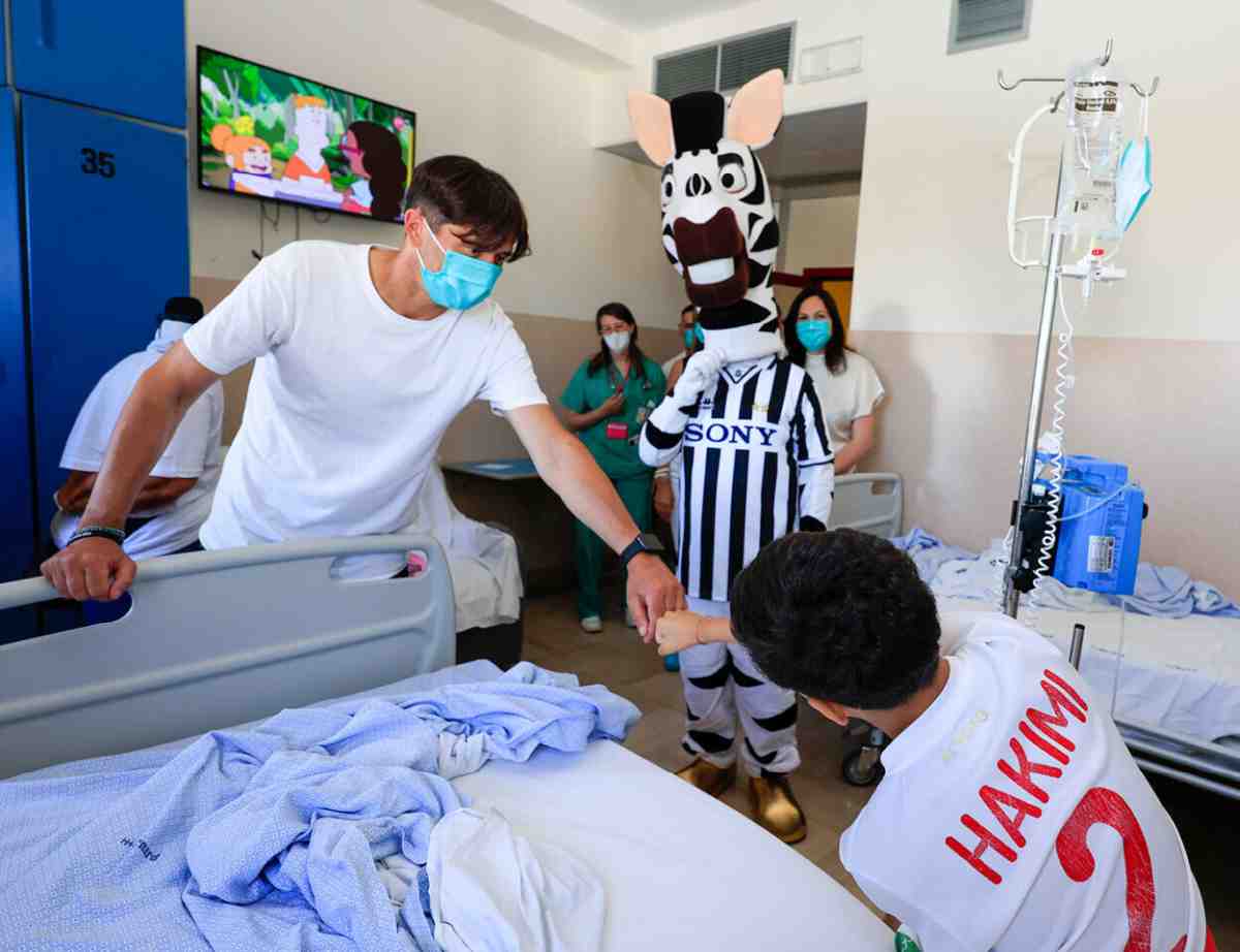 Alessio Tacchinardi in visita a Casa Sollievo: selfie e sorrisi per i piccoli pazienti Alessio Tacchinardi in visita a Casa Sollievo: selfie e sorrisi per i piccoli pazienti