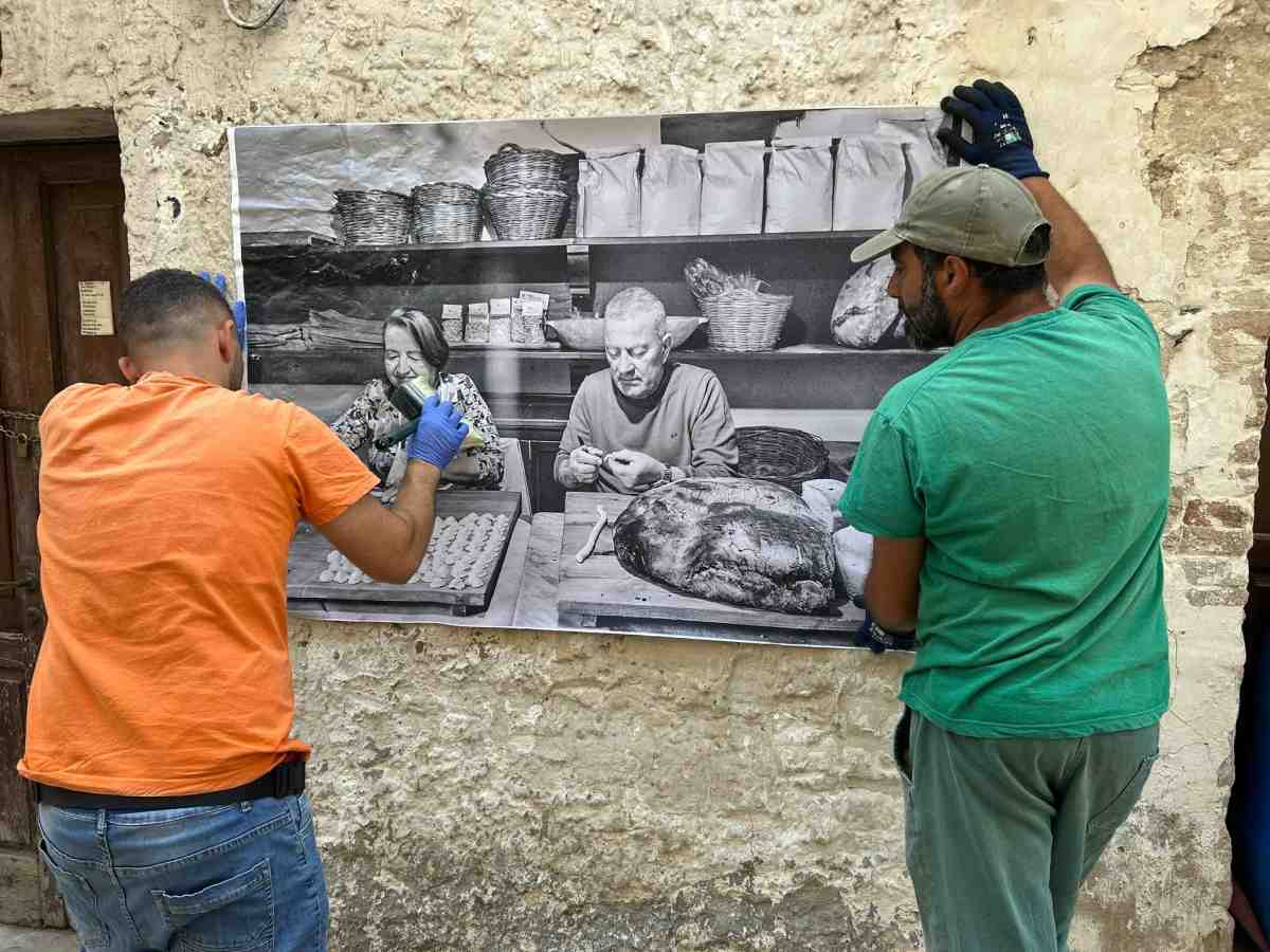 Orsara, sorpresa al risveglio: decine di gigantografie tappezzano il paese Orsara, sorpresa al risveglio: decine di gigantografie tappezzano il paese