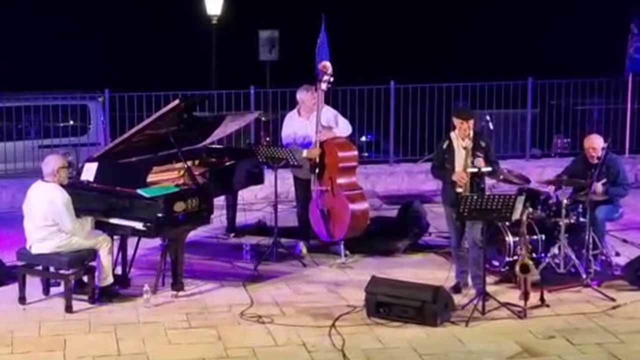 Trionfo a Roseto Valfortore: Danilo Rea fa il pieno di applausi per la tappa del Giò Festival Trionfo a Roseto Valfortore: Danilo Rea fa il pieno di applausi per la tappa del Giò Festival