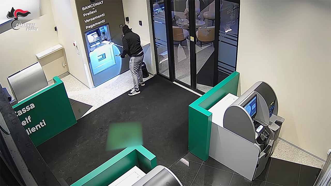 “Marmotte” esplosive negli ATM e 30mila euro di bottino: 7 arresti tra Orta Nova e Ordona “Marmotte” esplosive negli ATM e 30mila euro di bottino: 7 arresti tra Orta Nova e Ordona