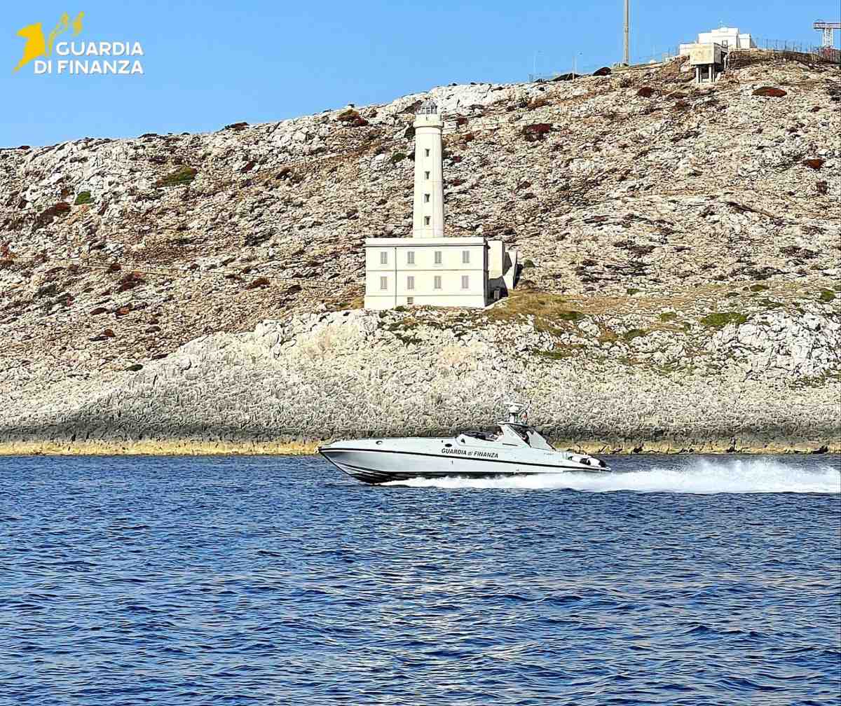 Yacht di lusso con falso nominativo, a bordo tre lavoratori in nero compreso il Comandante Yacht di lusso con falso nominativo, a bordo tre lavoratori in nero compreso il Comandante