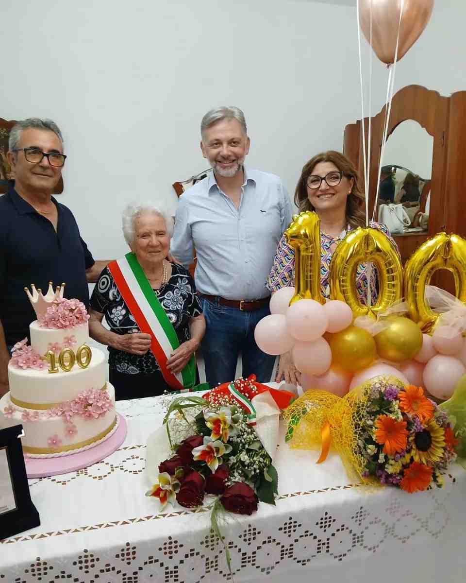 Un secolo di lavoro e dedizione: nonna Concetta festeggia il traguardo dei 100 anni a San Nicandro Garganico Un secolo di lavoro e dedizione: nonna Concetta festeggia il traguardo dei 100 anni a San Nicandro Garganico