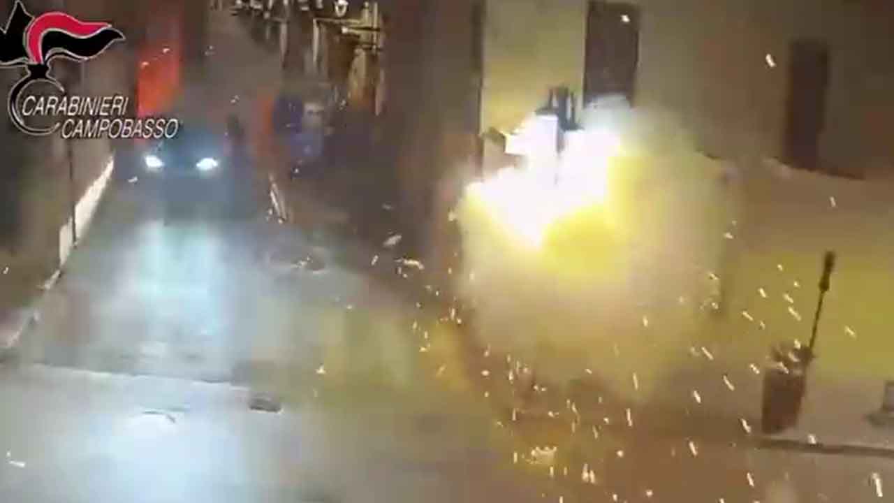 Foggia, assalti ai bancomat con l’esplosivo: quattro condanne ma cade l’associazione per delinquere Foggia, assalti ai bancomat con l’esplosivo: quattro condanne ma cade l’associazione per delinquere