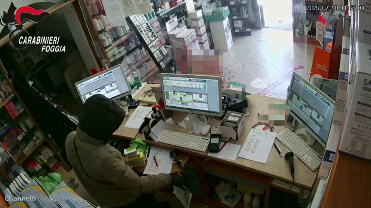 Rapina in farmacia a Cerignola: tradito dal DNA sui vestiti nel cassonetto, in manette un 28enne Rapina in farmacia a Cerignola: tradito dal DNA sui vestiti nel cassonetto, in manette un 28enne