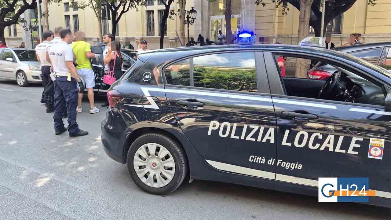 Le rubano il telefono mentre prende il caffè: la Polizia Locale interviene subito e blocca il ladro a Foggia Le rubano il telefono mentre prende il caffè: la Polizia Locale interviene subito e blocca il ladro a Foggia
